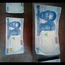 A man warns Nigerians and explains how to spot fake N1000 notes that criminals are using as payment (Video)