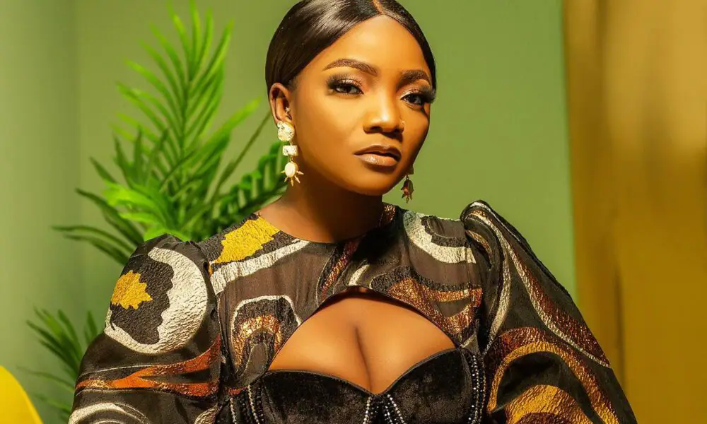 Awkward moment when I was turned back at passport office over my oufit, asked to dress properly – Simi [VIDEO]