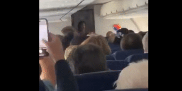 Watch The Moment a Female Flight Passenger Strip Naked and Running Along The Aisle for Twenty-five Minutes (VIDEO).