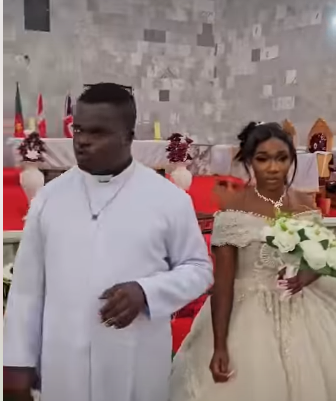 Following the bride's father's request that she take an oath in a shrine to cut off any relations with her mother, an Anambra priest marries the couple (Video)