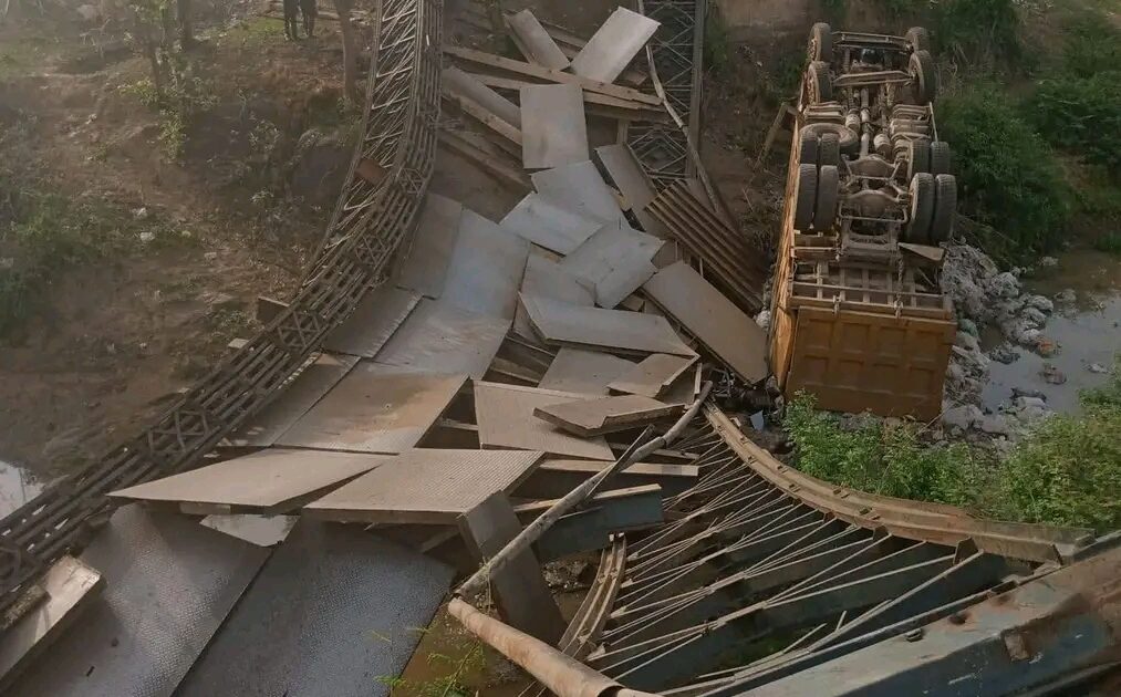 Traffic and trade are disrupted by the collapse of the Moro Bridge, causing panic on the Ilorin–Igbeti Road.