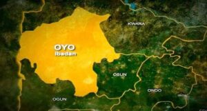 Bus driver in Ibadan collapses and dies after stopping to inspect his vehicle.