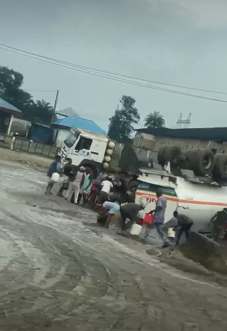 Some Delta State residents fetch petrol from a busted petrol tanker (video).