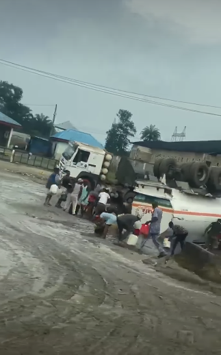 Some Delta State residents fetch petrol from a busted petrol tanker (video).