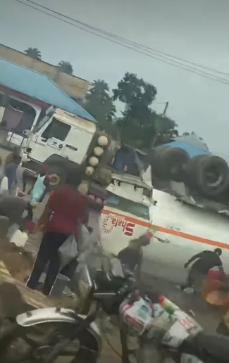 Some Delta State residents fetch petrol from a busted petrol tanker (video).